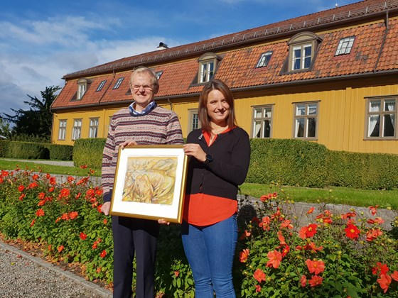 Forsker Helge Skinnes mottok Plantearveprisen for 2018 av statssekretær Hanne Maren Blåfjelldal. 