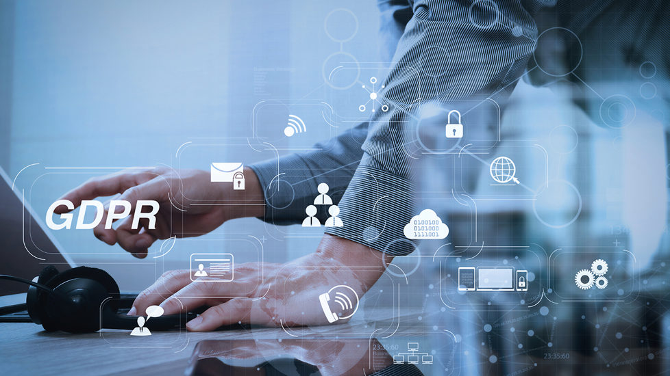 Illustrasjonsfoto av sensitive data, hvor vi ser overkroppen til en mann som taster på en laptop