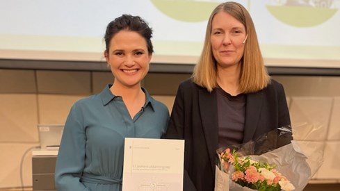 Kunnskapsminister Kari Nessa Nordtun mottar ekspertgruppens rapport fra gruppens leder Katrine Vellesen Løken