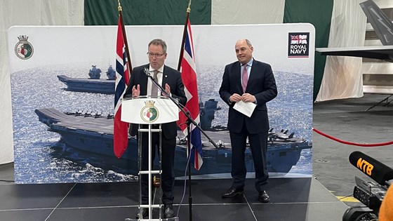 Forsvarsminister Bjørn Arild Gram med sin britiske kollega Ben Wallace om bord på hangarskipet HMS Queen Elizabeth i dag da de annonserte nyheten om at britene inngår et samarbeid med Norge om nye missiler. 