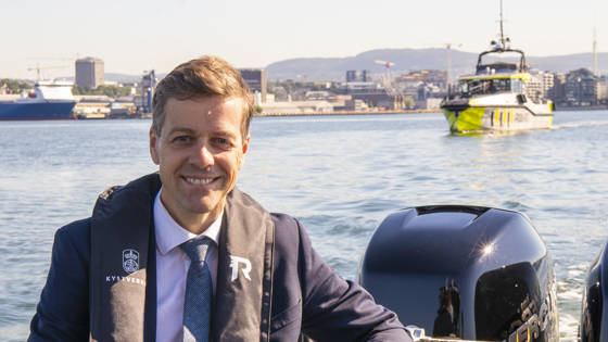 Knut Arild Hareide foran politibåt