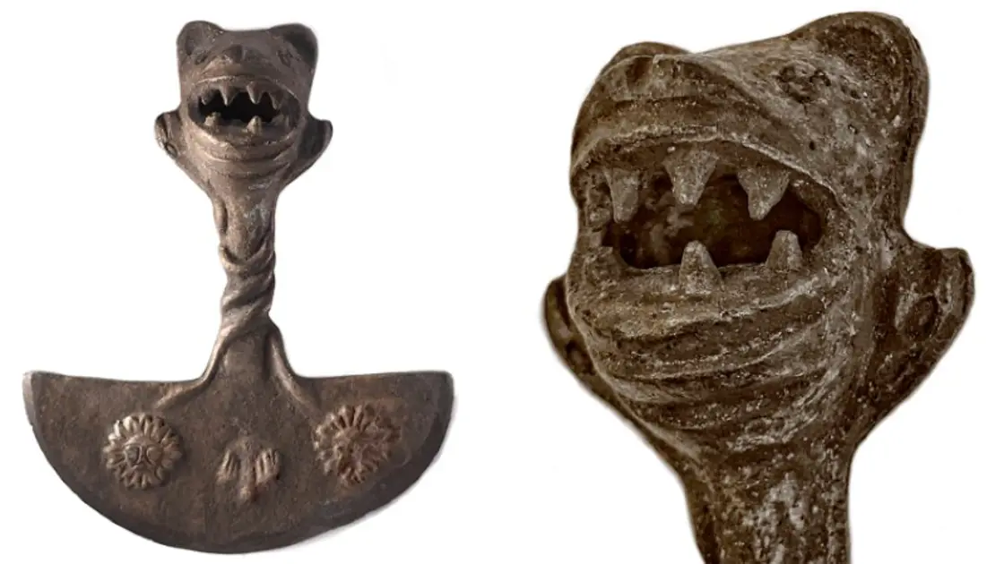 Nærbilde av en av Inkagjenstandene, et slags dyrehode med en halvmåne som "kropp".