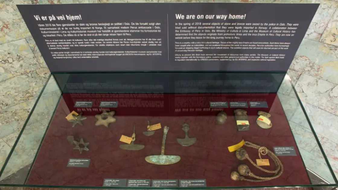 Inkagjenstandene utstilt samlet i et glassmonter.