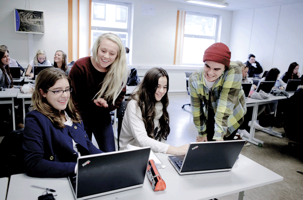 Figur 3.1 Marta Prego Nieto og Luciá Cegarra Cuquerella på utveksling ved Bjørgvin videregående skole i Bergen høsten 2011. Skolen deltar i Comenius elevutveksling.