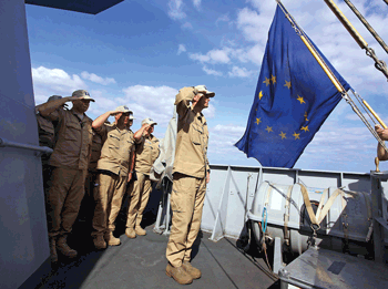 Figur 3.13 Mannskap om bord i den norske fregatten KNM Fridtjof Nansen under deltakelse i EUs maritime operasjon Atalanta utenfor Somalia