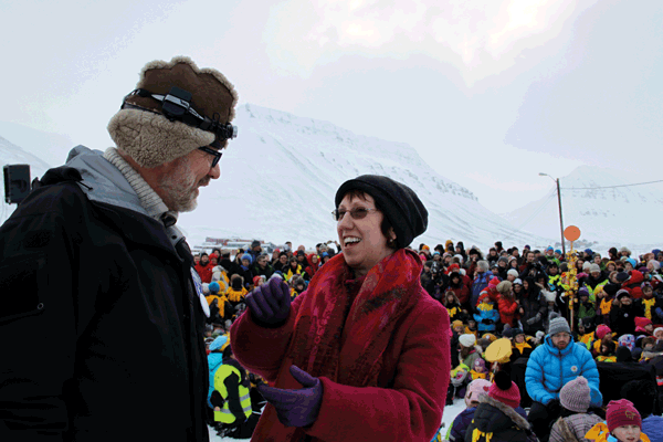 Figur 5.2 EUs høyrepresentant for utenrikssaker og sikkerhetspolitikk, Catherine Ashton, besøkte Oslo og Svalbard for samtaler om utviklingen i Arktis og nordområdene i mars 2012. Her er hun i samtale med sysselmann Odd Olsen Ingerø under solfesten i Longyearb...