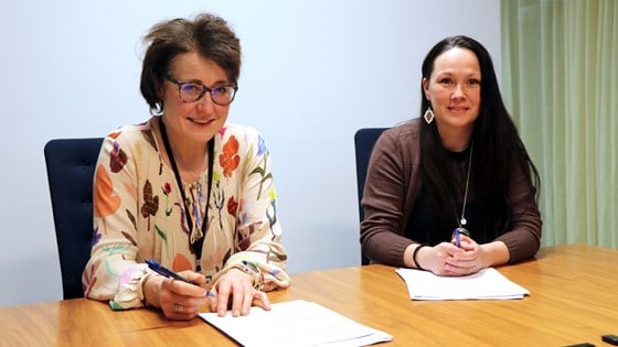Norske Reindriftsamers Landsforbund (NRL) og Staten er enige om ny reindriftsavtale for 2020/2021. Statens forhandlingsleder Anne Mari Glosli (t.v) og leder i NRL Ellinor Marita Jåma skriver under avtalen.