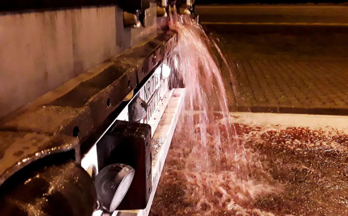 Væske av fisk renner ut av en fisketransport på vei