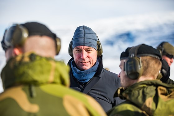 Bildet er fra da forsvarsminister Frank Bakke-Jensen besøkte Garnisonen i Porsangermoen i april 2019 for å besøke og snakke med Finnmark Landforsvar.