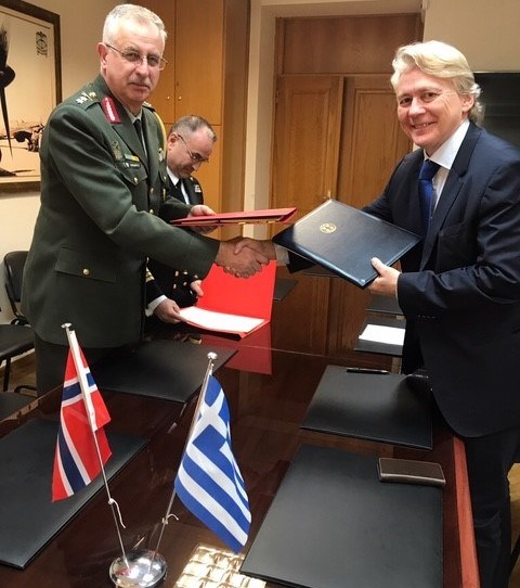 Generalmajor Minas Papadakis frå den greske generalstaben og ambassadør Jørn E. Gjelstad underteikna tryggingsavtalen.