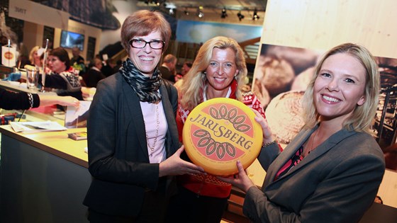 Landbruks- og matminister Sylvi Listhaug sammen med f.v.: Hanne Refsholt, deltaker fra Tine i næringslivsdelegasjonen, og en av utstillerne på Tines stand.