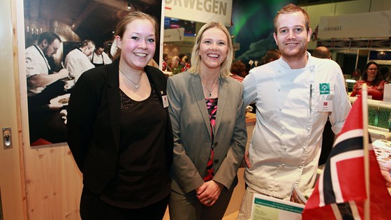 Landbruks- og matminister Sylvi Listhaug sammen med utstillere fra De Historiske Hoteller på Norges stand på Grüne Woche 2014. 
