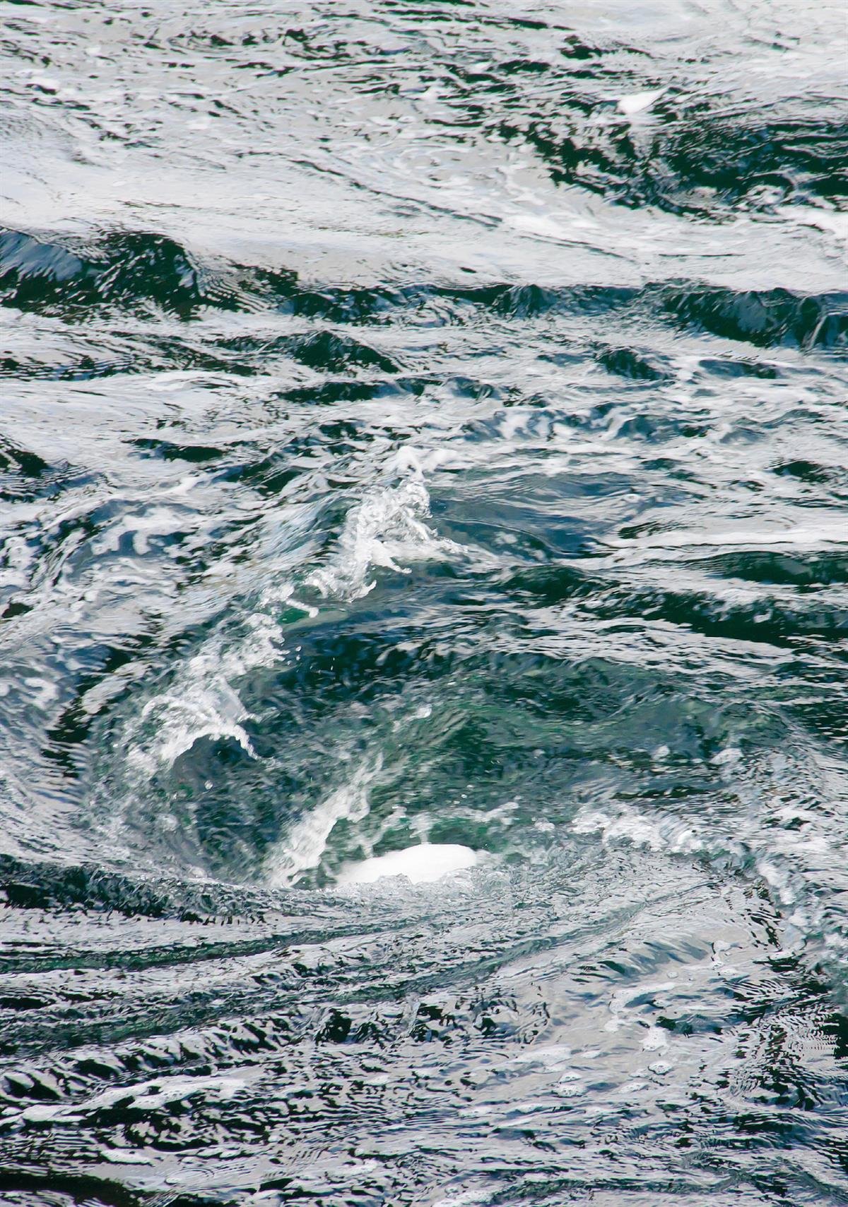 Nærbilde av havstrøm i virvel.