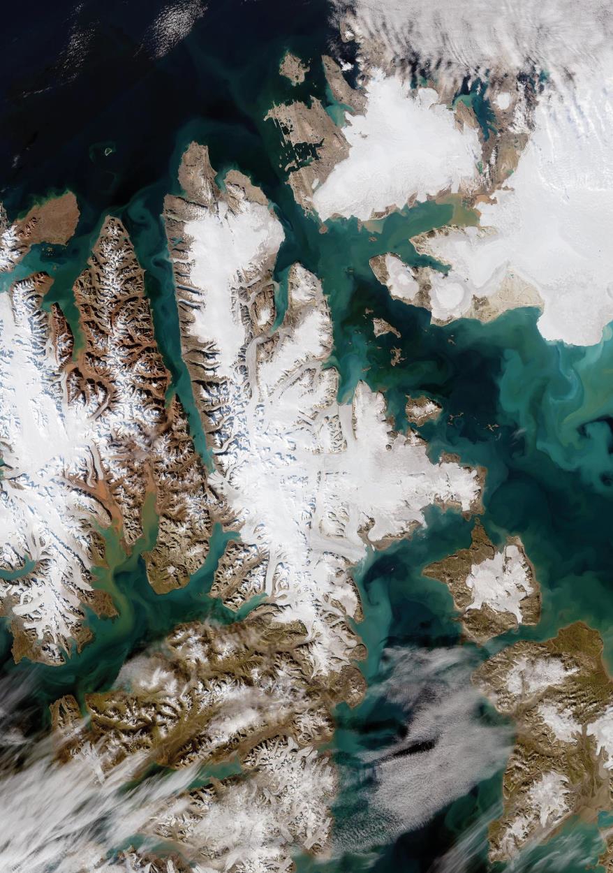 Satellittbilde av Svalbard med snødekke og grønt hav.