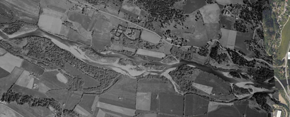 Flyfoto som viser Gausadeltaet før inngrep med tørrlegging av flommarksskog og med et fungerende sideløp av Gausa, Vesle-Gausa. Kilde: NINA Rapport 2568