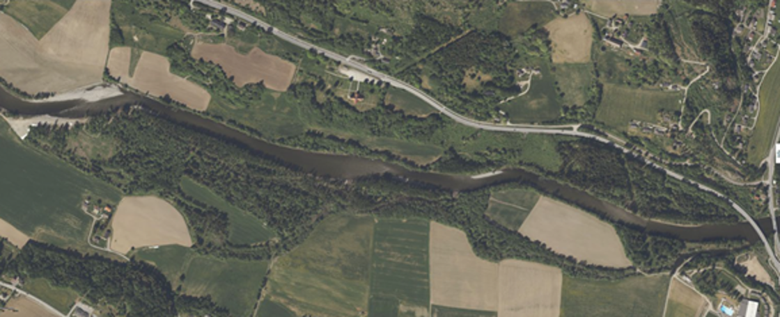 Flyfoto som viser dagens elveløp, tørrlagt flommarksskog, gjengrodd sideløp av Gausa (Vesle-Gausa) og ny infrastruktur. Kilde: NINA Rapport 2568