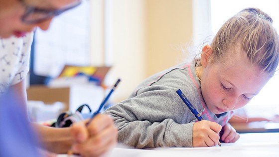 Bilde av elever som skriver