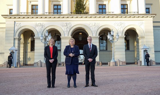 Olje- og energiminister Sylvi Listhaug sammen med statsminister Erna Solberg og ny eldre- og folkehelseminister Terje Søviknes foran slottet tidligere i dag. 