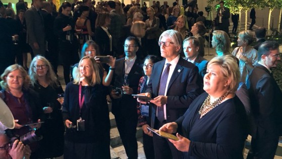Prime Minister Solberg answering a quiz on iPad (Kahoot).