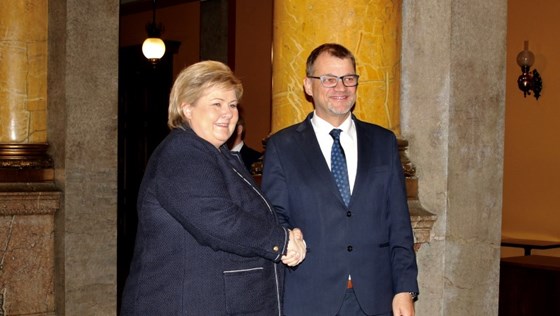 Statsminister Erna Solberg ble ønsket velkommen til det nordiske klimamøtet i Helsinki av den finske statsministeren Juha Sipilä