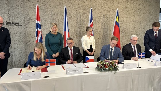 Bilde fra signeringen