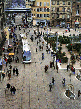 Figur 2.2 Bybanen i Strasbourg føres gjennom sentrale plasser og fotgjengerområder i sentrum og på egne traséer i vegnettet. Byrom og gater ble fornyet samtidig med anlegg av bybanen. Bruken av kollektivtransporten har økt med 43 prosent siden 1990.