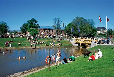 Figur 5.6 Middelalderparken og det nye vannspeilet i Gamle Oslo ble åpnet i 2000 til Oslo bys 1000-årsjubileum. Parken med en rekke kulturminner ble anlagt i et område som lenge var preget av jernbanespor, asfalt og veganlegg.