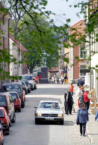 Figur 6.1 Gamlebyen i Fredrikstad. Det er viktig at også bilen sikres en plass i bymiljøet, men bilbruken må tilpasses byens struktur og miljø.