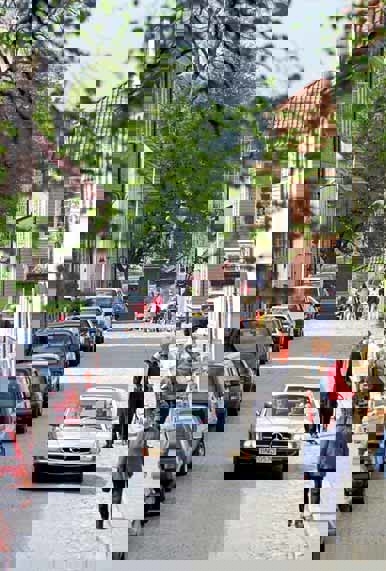 Figur 6.1 Gamlebyen i Fredrikstad. Det er viktig at også bilen sikres en plass i bymiljøet, men bilbruken må tilpasses byens struktur og miljø.