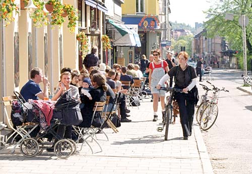 Figur 6.2 På kafé. Et attraktivt gatemiljø bidrar til økt trivsel og legger til rette for næringsvirksomhet og miljøvennlig transport.