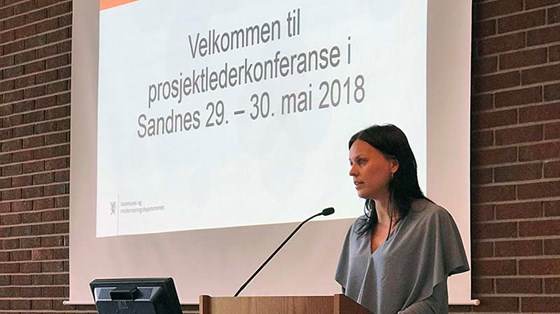 Statssekretær i Kommunal- og moderniseringsdepartementet Aase Marthe Horrigmo ønsker deltakerne velkommen til prosjektledersamling i Sandnes.