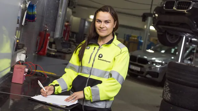 Bilete av ei ung dame som utfører ein kontroll hjå ei verksemd.
