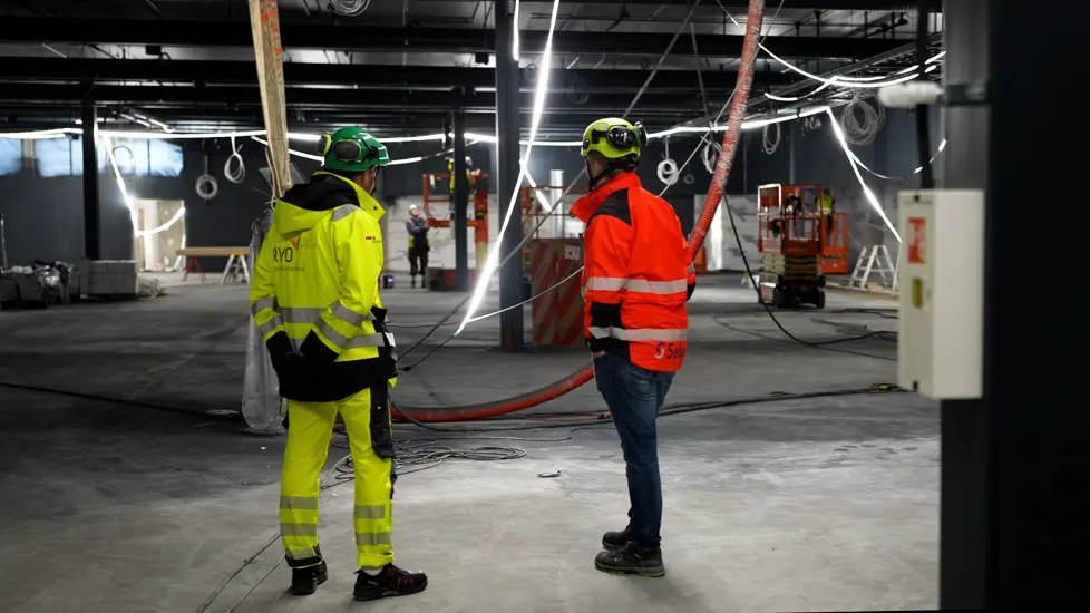 To kontrollørar som utførar ein kontroll hjå ei verksemd.