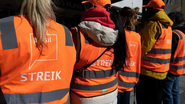Fem personer som streiker utanfor deira arbeidsplass.