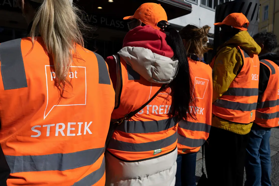 Fem personer som streiker utanfor deira arbeidsplass.