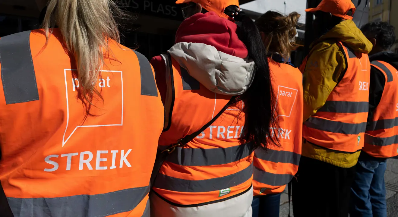 Fem personer som streiker utanfor deira arbeidsplass.