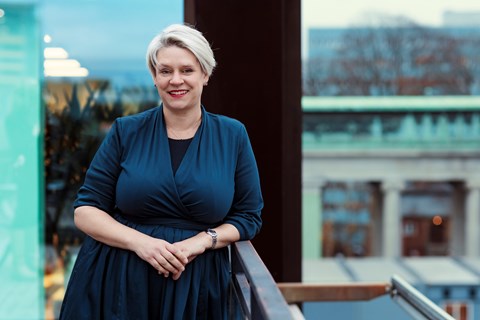 Arbeids- og inkluderingsminister Marte Mjøs Persen på taket i AID