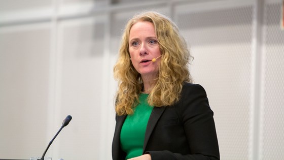 Arbeids- og sosialminister Anniken Hauglie på talerstolen under den nordiske konferansen om integrering av flyktninger i arbeidslivet