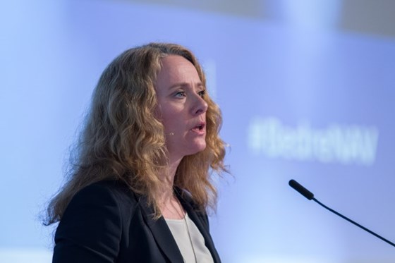 Anniken Hauglie på talerstolen på partnerskapskonferansen 2017.