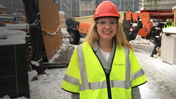 Arbeids- og sosialminister Anniken Hauglie på byggeplass