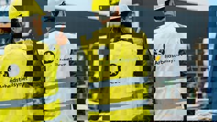 To inspektører fra Arbeidstilsynet som er på tilsyn på en byggeplass.