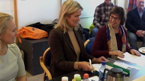 Anniken Hauglie til venstre, Kari Sandberg i EBA i midten og NAV-direktør Sigrun Vågeng til høyre signerer avtale.