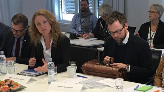 Bilde av arbeids- og sosialminister Anniken Hauglie og kunnskapsminister Torbjørn Røe Isaksen ved et møtebord