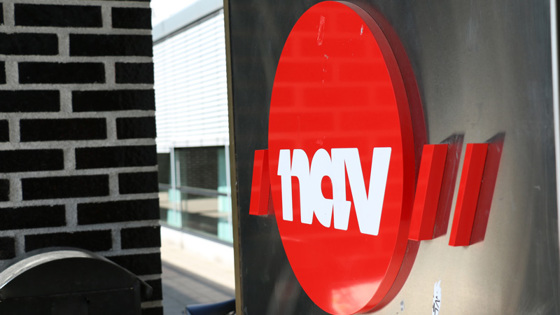 Bilde av NAV-skilt på vegg. 