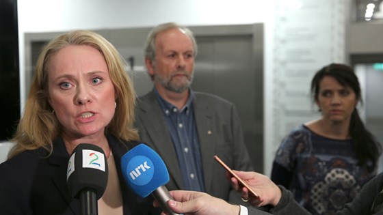 Arbeidsminister Anniken Hauglie (H) foran til venstre, forhandlingsleder Rune Frøyland i Akademikerne helse og Anne-Kari Bratten i Spekter står bak statsråden.