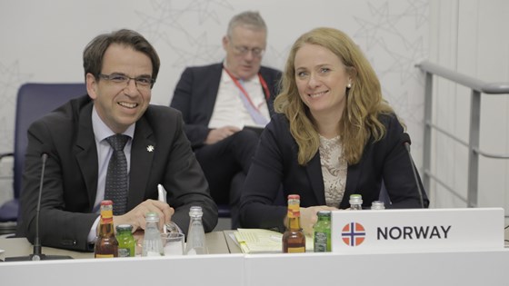Arbeids- og sosialminister Anniken Hauglie sittende ved siden av statssekretær Peter Pogacar ved et konferansebord.