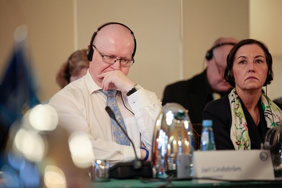 Arbeidsminister Jari Lindström og regjeringsråd Lippe Koivuneva fra Finland lytter til tolk med hodetelefoner.