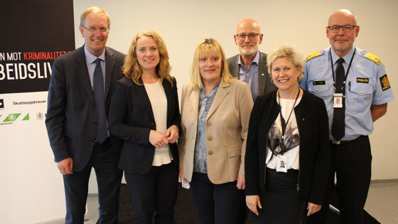 Personer på en rekke. Fra venstre: Ordfører i Tønsberg Petter Berg, arbeids- og sosialminister Anniken Hauglie, avdelingsdirektør May Snedsbøl i NAV Kontroll, regiondirektør Arve Semb Christophersen i Arbeidstilsynet region sør, regiondirektør Cecilie Solum i Skatt sør og visepolitimester Steinar Kaasa i Sør-Øst politidistrikt.