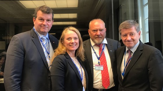 Hans-Christian Gabrielsen (LO), Anniken Hauglie (arbeids- og sosialminister), Svein Oppegaard (NHO) og Guy Ryder (ILOs generalsekretær) innendørs i Genève.