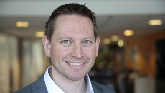 Nærbilde av Vegard Petter Einan, tatt innendørs med uskarpt kontorlandskap i bakgrunnen